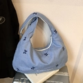 Hellblaue Hobo-Tasche aus Canvas mit Kirschstickerei und weißem Independence-Schriftzug - Hellblau