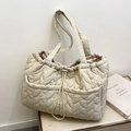 Bolso tote acolchado beige con diseño de corazón y cierre de cordón en nailon ligero - Blanco Roto