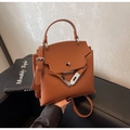 Détail du sac en cuir marron à motif litchi avec fermoir rotatif et boucle en argent - Marron