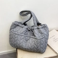 Bolso tote acolchado gris con costuras de hojas y detalle de cordón ajustable - Gris