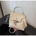 Détail du cuir texturé litchi blanc crème et du fermoir métallique argenté du sac - Blanc Cassé