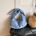 Blaue Jeans-Schultertasche mit dunklen Punkten, weißem Spitzenbesatz und Schleife - Schleifendekoration / Hellblau