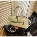 Détail du sac à main vert menthe avec pendentif coeur et boucle argentée sur cuir - Vert