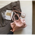 Detailansicht einer rosa plissierten Beuteltasche mit Schleife und glänzendem Finish - Ohne Anhänger / Rosa