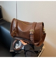 Details einer tiefbraunen Vintage-Zylindertasche aus Leder mit goldener Hardware - Braun