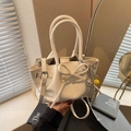 Elegante borsa a secchiello beige arricciata con fiocco e ciondolo di perle - Con Ciondolo / Bianco Sporco