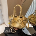 Borsa a secchiello plissettata giallo chiaro con fiocco e ciondolo di perle - Con Ciondolo / Giallo