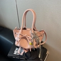 Elegante borsa a secchiello plissettata rosa con fiocco grande e ciondolo di perline - Con Ciondolo / Rosa