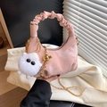 Sac demi-lune plissé rose chic avec breloque monstre en peluche et chaîne dorée - Rose