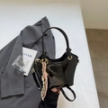 Bolso cubo de cuero charol negro con letras doradas y colgante de cuerda tejida - Con Colgante / Negro