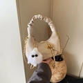 Sac croissant crème plissé avec chaîne dorée et porte-clés en peluche porté - Blanc