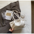 Elegante cremeweiße Plissee-Beuteltasche mit Schleifendetail und verstellbarem Riemen - Ohne Anhänger / Gebrochenes Weiß