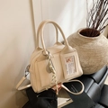 Borsa Boston bianco crema con scomparto per carte trasparente e ciondolo intrecciato - Bianco con ciondolo