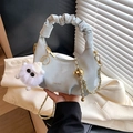 Sac à main bleu clair plissé avec chaîne dorée et charmant pendentif en peluche - Argenté