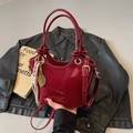 Bolso tipo cubo en cuero encerado granate brillante con colgante de raqueta y correa - Con Colgante / Burdeos
