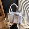 Borsa Boston celeste in ecopelle con ciondolo da tennis e tracolla sottile rimovibile - Blu con Pendente