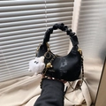 Sac hobo en velours noir avec poignée plissée, chaîne dorée et petit charme en peluche - Noir