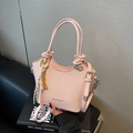 Bolso saco rosa de cuero sintético con asas y accesorio de pañuelo de seda a rayas - Con Colgante / Rosa