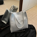 Minimalistische silberne Tragetasche aus Leder mit Lychee-Muster und langer Trageriemen - Silber
