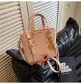 Dettaglio borsa a secchiello rosa in pelle con ciondolo racchetta e corda intrecciata - Con Ciondolo / Rosa