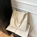Minimalistische beige Shopper-Tasche aus genarbtem Leder mit großer Vordertasche - Weiß