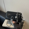 Glänzende schwarze Ölwachs-Ledertasche mit Kette, Silberverschluss und Anhänger - Mit Anhänger / Schwarz