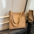 Schicke beige Tragetasche aus strukturiertem Leder mit minimalistischen Schultergurten - Khaki
