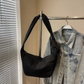 Borsa hobo in nylon trapuntato nero con grande nodo e trama a righe imbottita - Nero