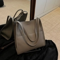 Minimalistische große Shopper-Tasche in Elefantengrau aus Leder mit Litschistruktur - Elefantengrau