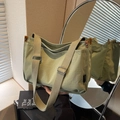 Borsa tote in tela verde chiaro con tracolla larga e vari scomparti interni ampi - Verde