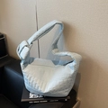Borsa a tracolla trapuntata in nylon celeste con tracolla a nodo grande e zip - Blu