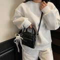 Sac bowling noir minimaliste avec nœud en dentelle et breloque en perles - Noir avec pendentif