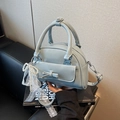 Sac bowling bleu clair avec charme en dentelle et perles, porté à la main avec style - Bleu avec Pendentif
