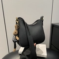 Borsa a spalla in pelle nera a grana con ciondolo a coniglio e finiture dorate - Nero con ciondolo