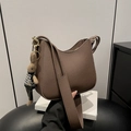 Borsa a spalla marrone in pelle a grana litchi con ciondolo a forma di coniglio - Marrone con ciondolo