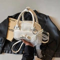 Mini sac bowling blanc chic avec charm nœud en dentelle perlée et finition cuir - Blanc Cassé Avec Pendentif