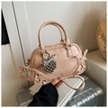 Sac Boston abricot avec détails lacés, poignées et pendentif en forme de cœur - Rose avec pendentif