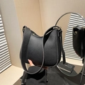 Sac hobo chic en cuir noir avec ferrures dorées et large bandoulière souple - Noir sans Pendentif