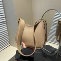 Sac à épaule croissant beige élégant avec texture cuir grainé et bandoulière large - Kaki (Sans Pendentif)