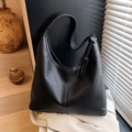 Bolso hobo minimalista de cuero negro para mujer con correa ancha y elegante - Negro