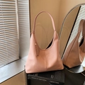 Bolso de hombro rosa empolvado con patrón lichi sobre un libro de arte en negro - Rosa