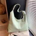 Bolso hobo verde menta de cuero granulado con correa ancha para mujer moderna - Verde
