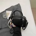 Sac Boston chic en cuir grainé noir avec pendentif perlé et bandoulière amovible élégante - Noir avec pendentif