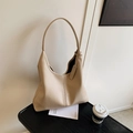 Bolso hobo minimalista beige en cuero granulado con correa para el trayecto diario - Caqui