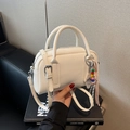 Sac polochon blanc en cuir grainé avec doubles poignées et breloque en perles colorées - Blanc Cassé Avec Pendentif