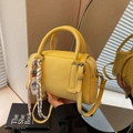 Mini sac à bandoulière jaune en cuir grainé avec poignée et breloque nœud décoratif - Jaune avec Pendentif
