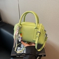 Sac Boston vert pistache avec texture litchi et charme de corde décoratif tendance - Vert avec Pendentif