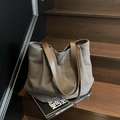 Borsa tote in tela grigia con manici in pelle marrone su scale in legno scuro - Marrone Scuro