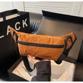 Détail d'un sac bandoulière en nylon marron caramel avec fermeture éclair noire et bandoulière - Marron