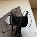 Elegante borsa a mezzaluna nera con catena argentata e finitura in tessuto di classe - Nero